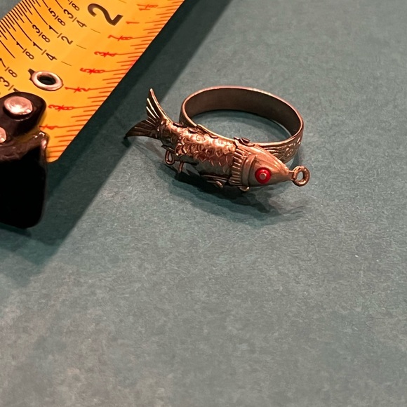 VINTAGE MOVING TIN PLATES ARTICULATED FISH FISHING ring - Picture 3 of 5